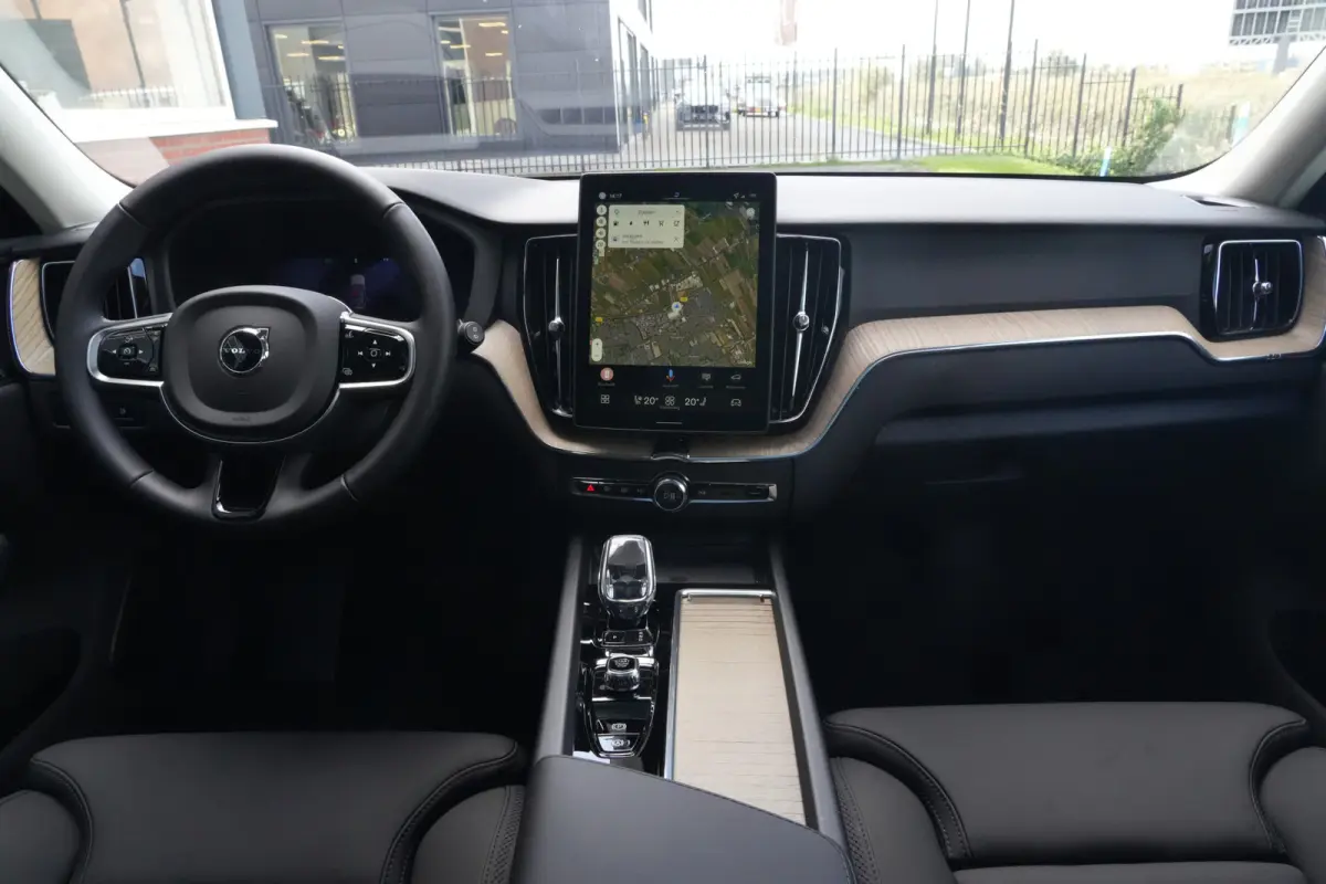 2.0 T8 Plug-in hybrid AWD Ultra Dark | Luchtvering | Pano | Trekhaak | Volvo XC60 2.0 T8 Plug-in Hybrid AWD Ultra Dark met 2.0 viercilinder plug-in hybride aandrijflijn en 455 PK, voorzien v