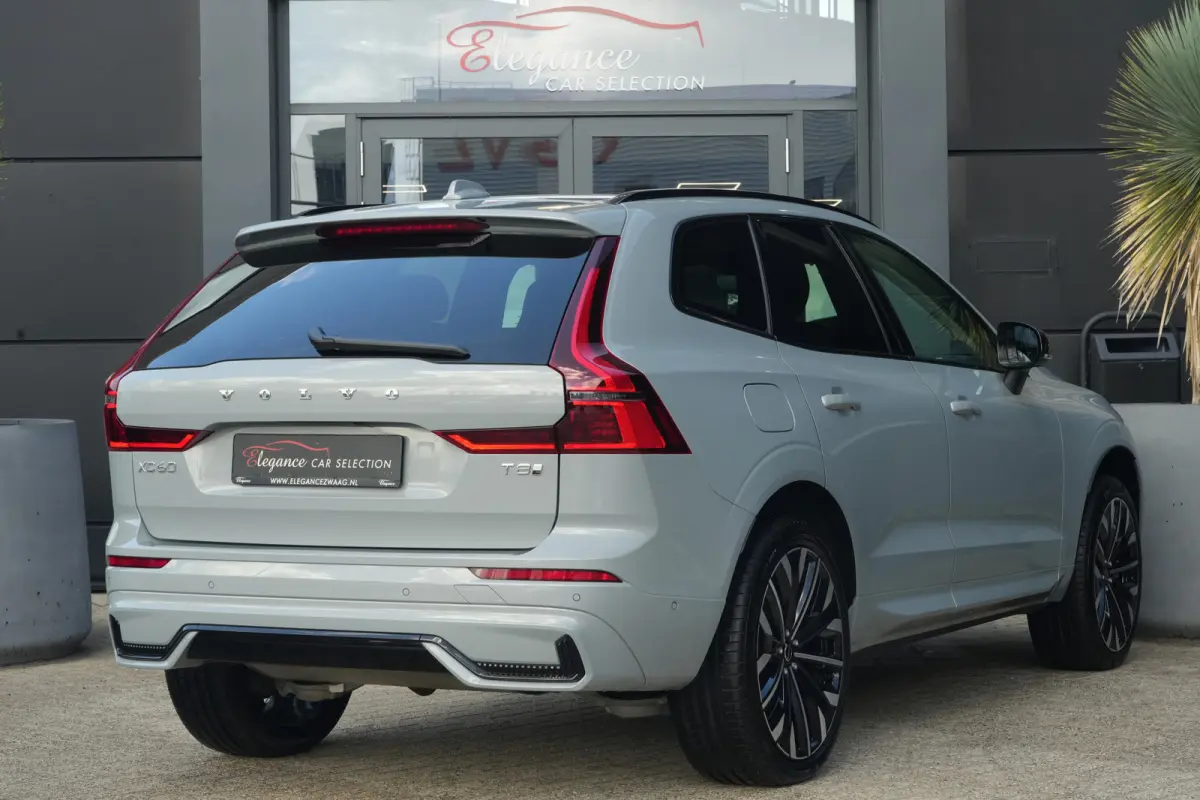 2.0 T8 Plug-in hybrid AWD Ultra Dark | Luchtvering | Pano | Trekhaak | Volvo XC60 2.0 T8 Plug-in Hybrid AWD Ultra Dark met 2.0 viercilinder plug-in hybride aandrijflijn en 455 PK, voorzien v