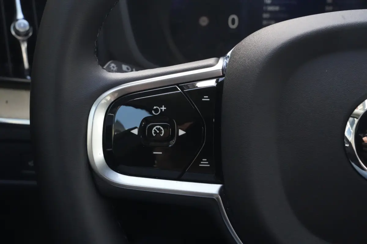 2.0 T8 Plug-in hybrid AWD Ultra Dark | Luchtvering | Pano | Trekhaak | Volvo XC60 2.0 T8 Plug-in Hybrid AWD Ultra Dark met 2.0 viercilinder plug-in hybride aandrijflijn en 455 PK, voorzien v