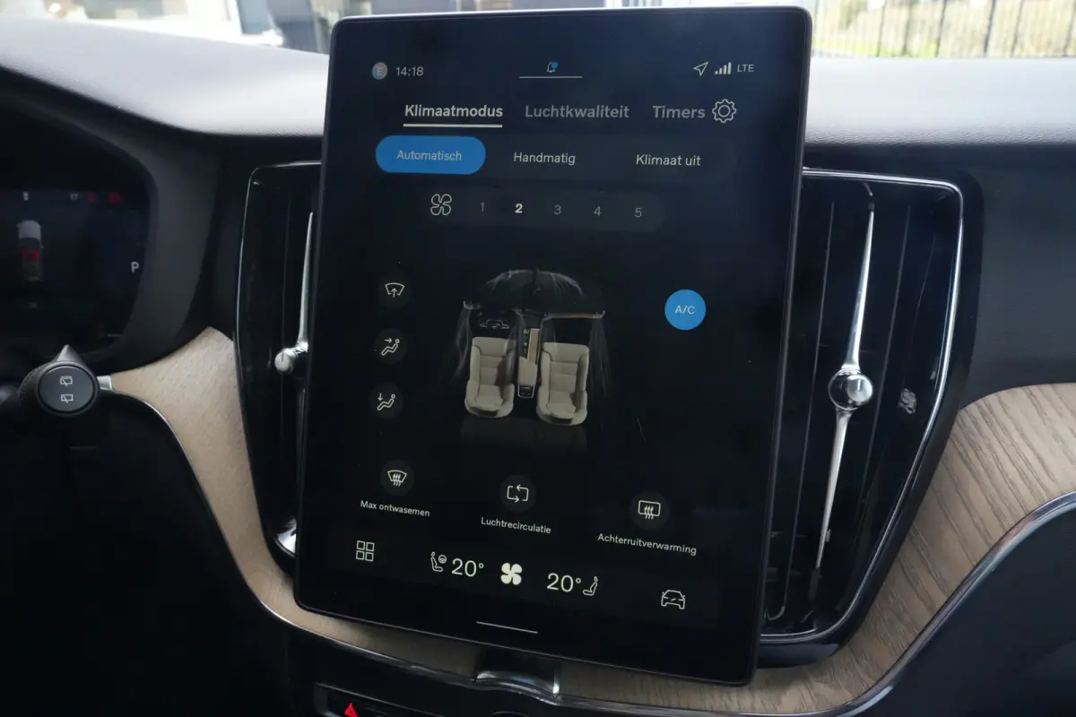 2.0 T8 Plug-in hybrid AWD Ultra Dark | Luchtvering | Pano | Trekhaak | Volvo XC60 2.0 T8 Plug-in Hybrid AWD Ultra Dark met 2.0 viercilinder plug-in hybride aandrijflijn en 455 PK, voorzien v