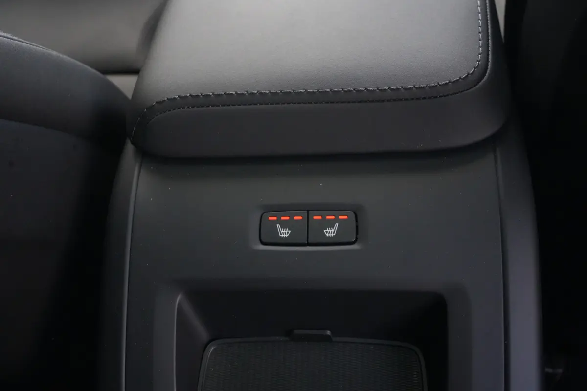2.0 T8 Plug-in hybrid AWD Ultra Dark | Luchtvering | Pano | Trekhaak | Volvo XC60 2.0 T8 Plug-in Hybrid AWD Ultra Dark met 2.0 viercilinder plug-in hybride aandrijflijn en 455 PK, voorzien v