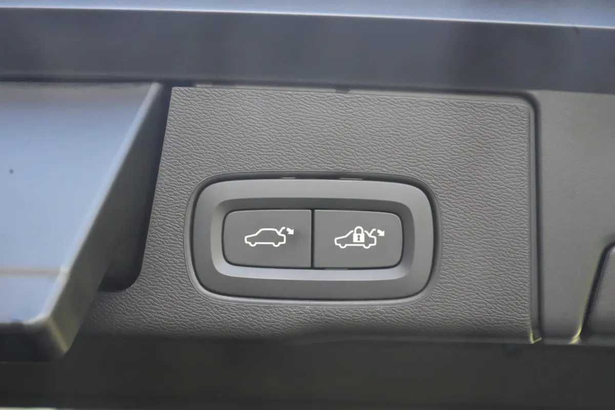 2.0 T8 Plug-in hybrid AWD Ultra Dark | Luchtvering | Pano | Trekhaak | Volvo XC60 2.0 T8 Plug-in Hybrid AWD Ultra Dark met 2.0 viercilinder plug-in hybride aandrijflijn en 455 PK, voorzien v