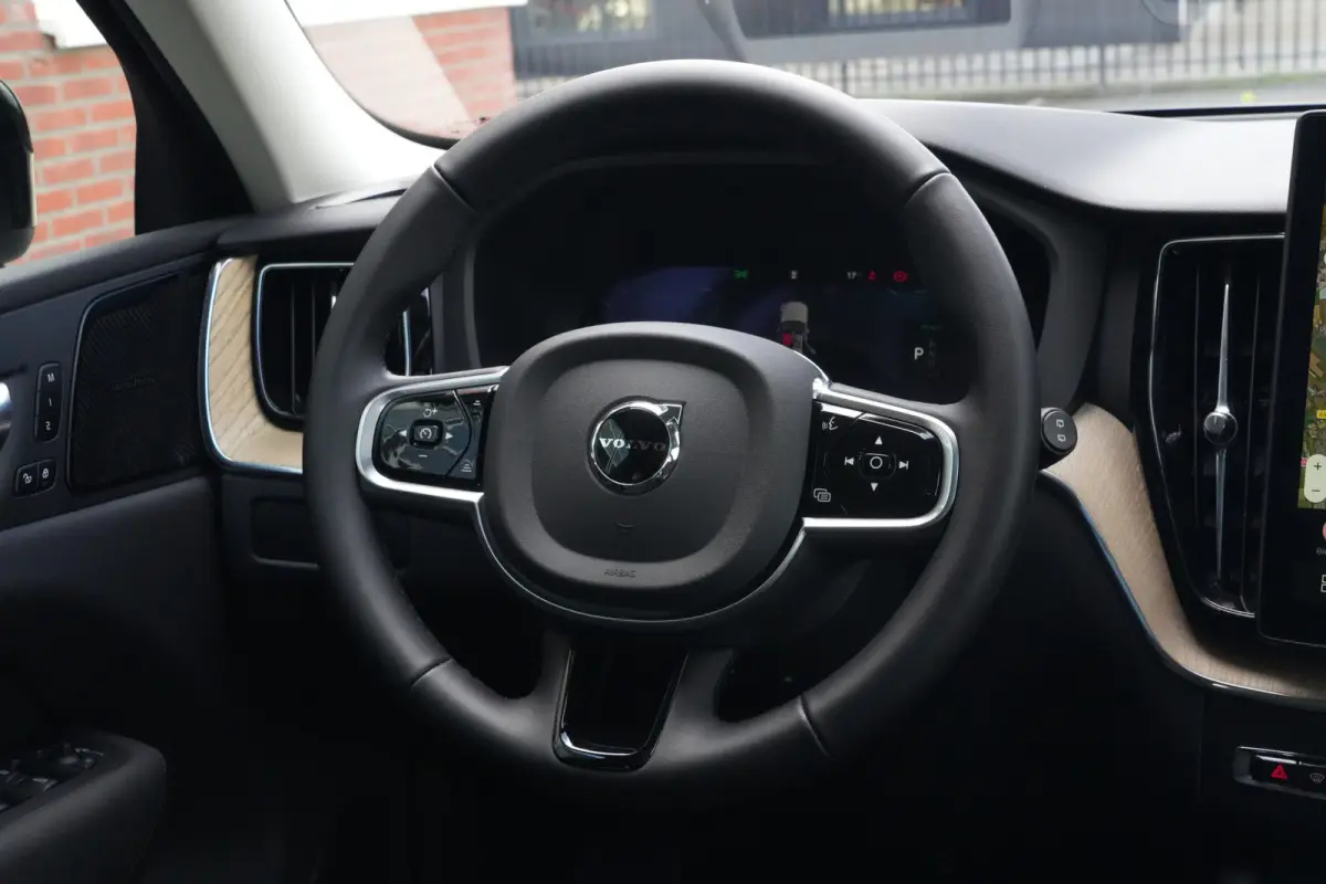 2.0 T8 Plug-in hybrid AWD Ultra Dark | Luchtvering | Pano | Trekhaak | Volvo XC60 2.0 T8 Plug-in Hybrid AWD Ultra Dark met 2.0 viercilinder plug-in hybride aandrijflijn en 455 PK, voorzien v