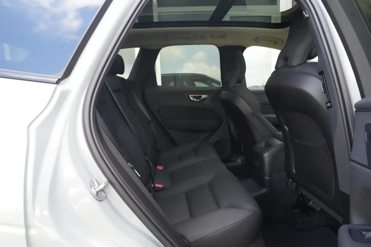 2.0 T8 Plug-in hybrid AWD Ultra Dark | Luchtvering | Pano | Trekhaak | Volvo XC60 2.0 T8 Plug-in Hybrid AWD Ultra Dark met 2.0 viercilinder plug-in hybride aandrijflijn en 455 PK, voorzien v