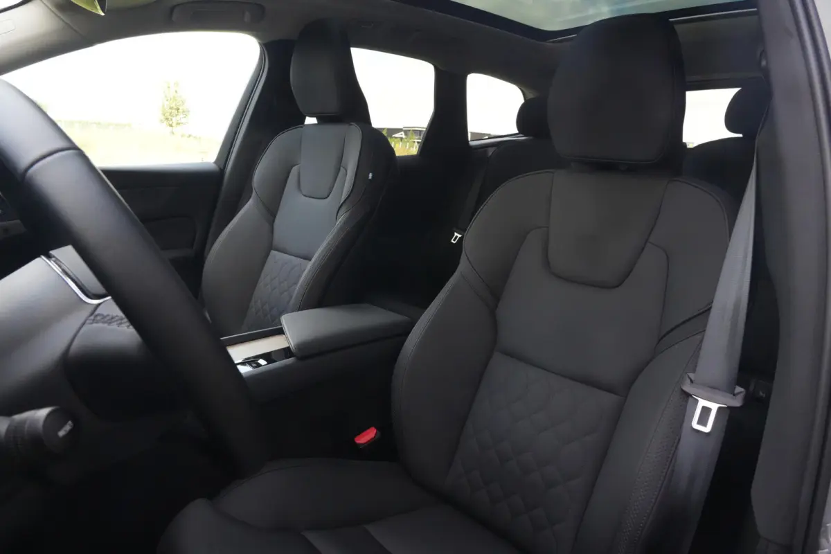 2.0 T8 Plug-in hybrid AWD Ultra Dark | Luchtvering | Pano | Trekhaak | Volvo XC60 2.0 T8 Plug-in Hybrid AWD Ultra Dark met 2.0 viercilinder plug-in hybride aandrijflijn en 455 PK, voorzien v