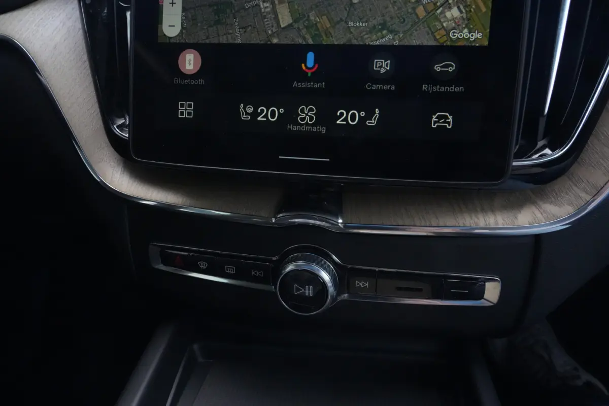 2.0 T8 Plug-in hybrid AWD Ultra Dark | Luchtvering | Pano | Trekhaak | Volvo XC60 2.0 T8 Plug-in Hybrid AWD Ultra Dark met 2.0 viercilinder plug-in hybride aandrijflijn en 455 PK, voorzien v