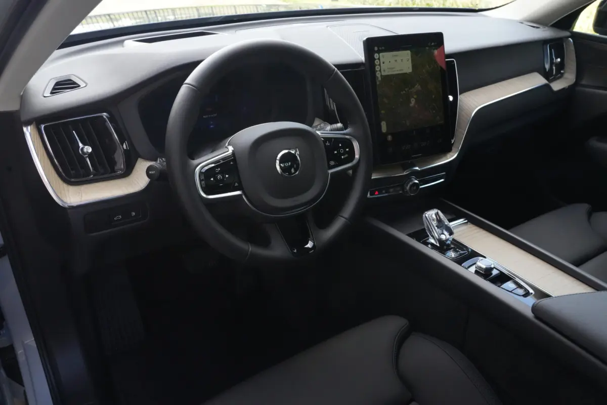 2.0 T8 Plug-in hybrid AWD Ultra Dark | Luchtvering | Pano | Trekhaak | Volvo XC60 2.0 T8 Plug-in Hybrid AWD Ultra Dark met 2.0 viercilinder plug-in hybride aandrijflijn en 455 PK, voorzien v