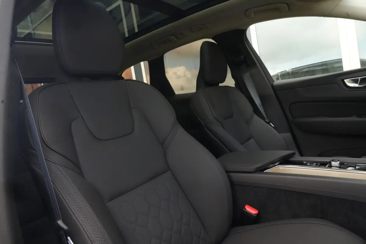 2.0 T8 Plug-in hybrid AWD Ultra Dark | Luchtvering | Pano | Trekhaak | Volvo XC60 2.0 T8 Plug-in Hybrid AWD Ultra Dark met 2.0 viercilinder plug-in hybride aandrijflijn en 455 PK, voorzien v