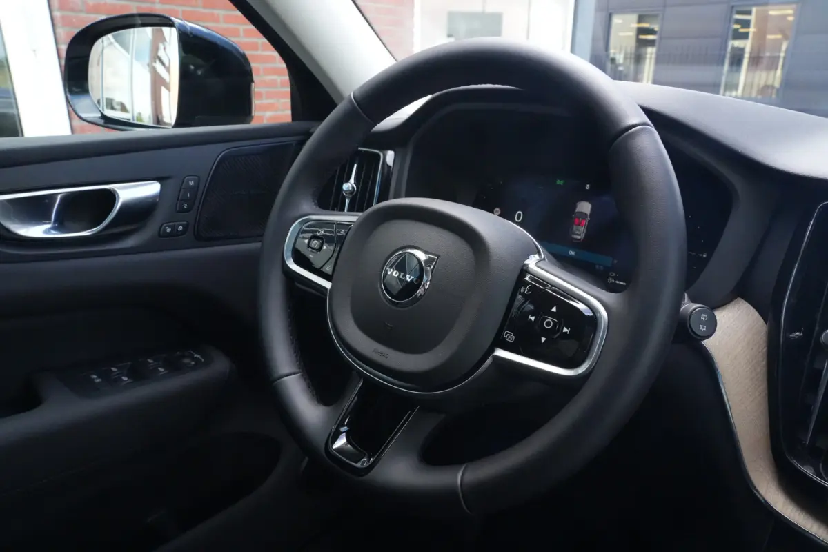 2.0 T8 Plug-in hybrid AWD Ultra Dark | Luchtvering | Pano | Trekhaak | Volvo XC60 2.0 T8 Plug-in Hybrid AWD Ultra Dark met 2.0 viercilinder plug-in hybride aandrijflijn en 455 PK, voorzien v