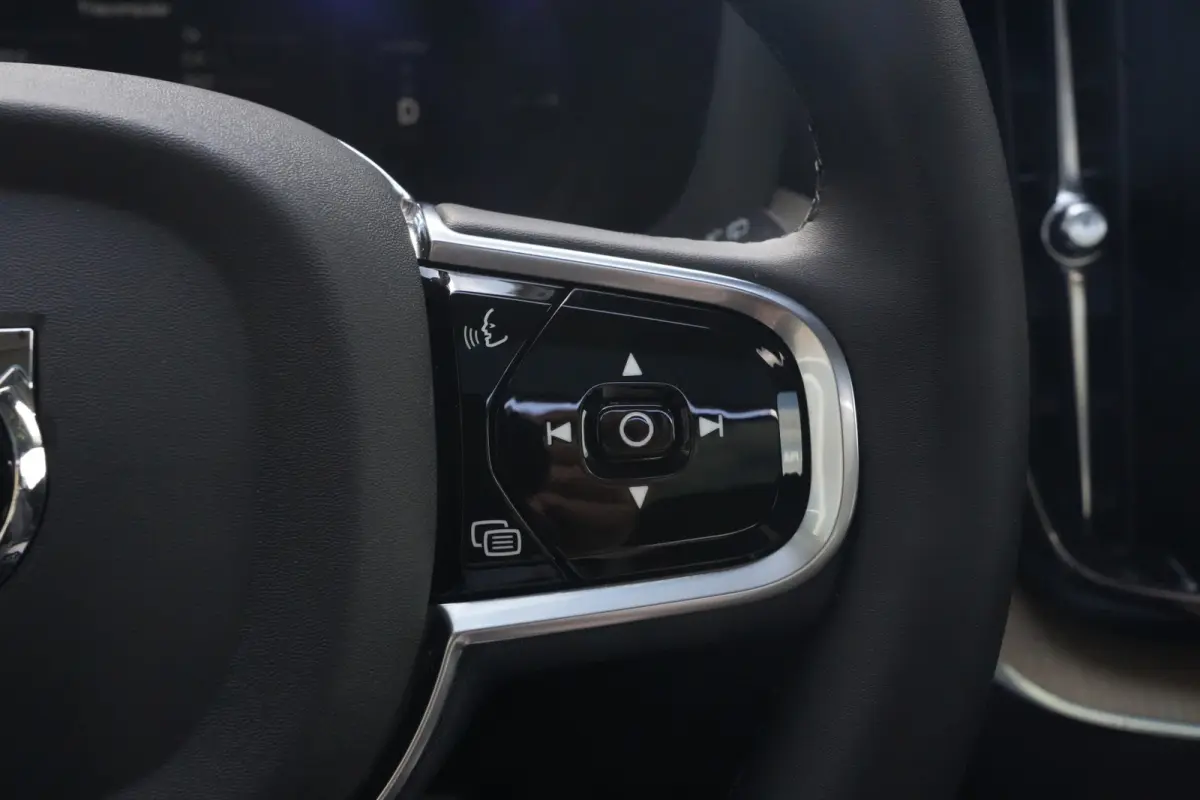2.0 T8 Plug-in hybrid AWD Ultra Dark | Luchtvering | Pano | Trekhaak | Volvo XC60 2.0 T8 Plug-in Hybrid AWD Ultra Dark met 2.0 viercilinder plug-in hybride aandrijflijn en 455 PK, voorzien v