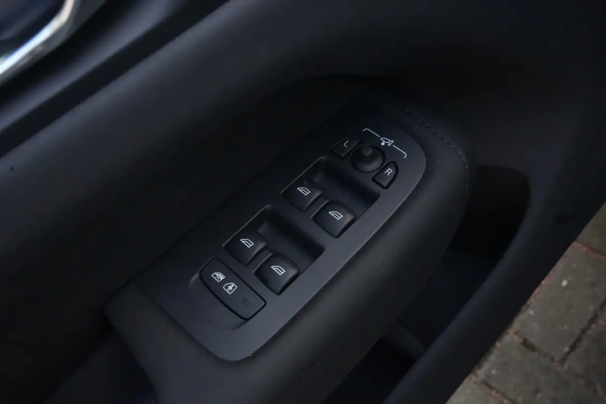 2.0 T8 Plug-in hybrid AWD Ultra Dark | Luchtvering | Pano | Trekhaak | Volvo XC60 2.0 T8 Plug-in Hybrid AWD Ultra Dark met 2.0 viercilinder plug-in hybride aandrijflijn en 455 PK, voorzien v