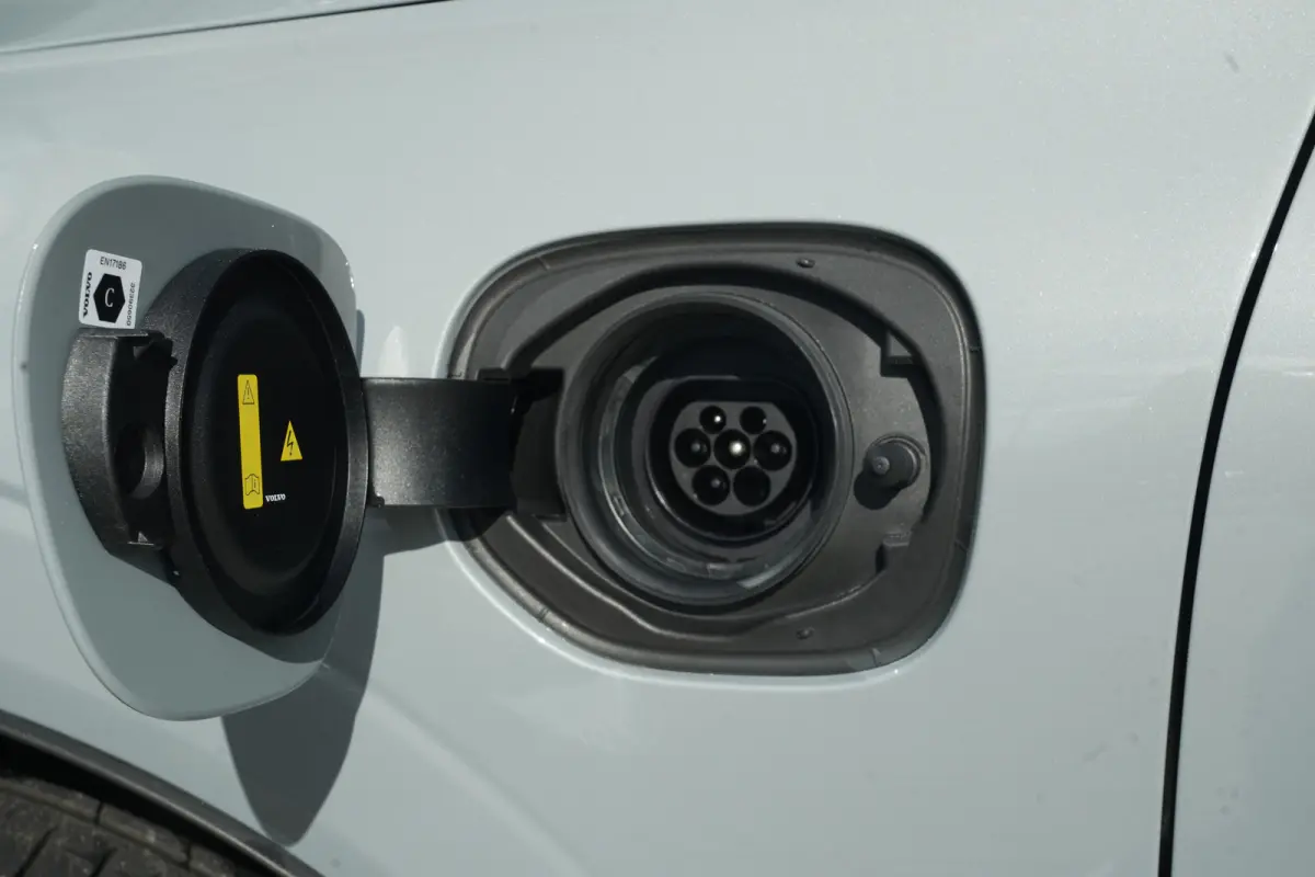 2.0 T8 Plug-in hybrid AWD Ultra Dark | Luchtvering | Pano | Trekhaak | Volvo XC60 2.0 T8 Plug-in Hybrid AWD Ultra Dark met 2.0 viercilinder plug-in hybride aandrijflijn en 455 PK, voorzien v