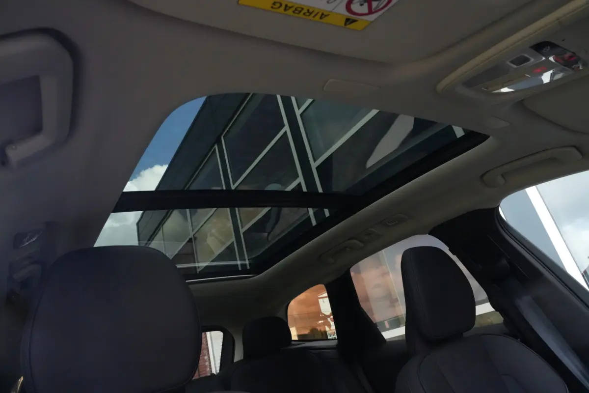 2.0 T8 Plug-in hybrid AWD Ultra Dark | Luchtvering | Pano | Trekhaak | Volvo XC60 2.0 T8 Plug-in Hybrid AWD Ultra Dark met 2.0 viercilinder plug-in hybride aandrijflijn en 455 PK, voorzien v