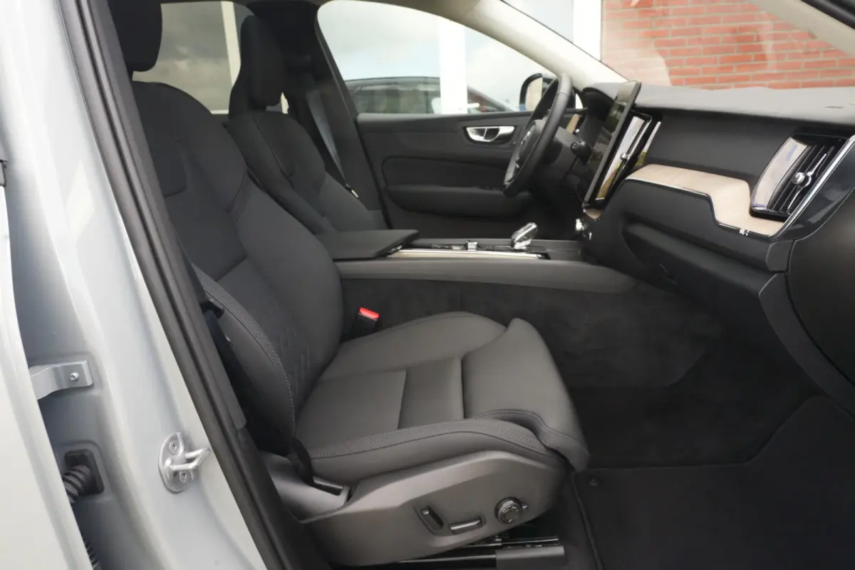 2.0 T8 Plug-in hybrid AWD Ultra Dark | Luchtvering | Pano | Trekhaak | Volvo XC60 2.0 T8 Plug-in Hybrid AWD Ultra Dark met 2.0 viercilinder plug-in hybride aandrijflijn en 455 PK, voorzien v