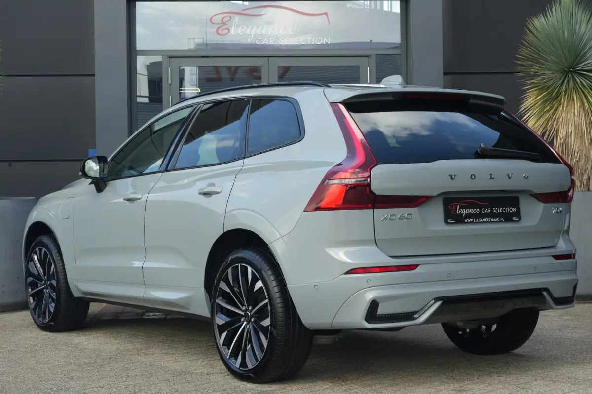 2.0 T8 Plug-in hybrid AWD Ultra Dark | Luchtvering | Pano | Trekhaak | Volvo XC60 2.0 T8 Plug-in Hybrid AWD Ultra Dark met 2.0 viercilinder plug-in hybride aandrijflijn en 455 PK, voorzien v