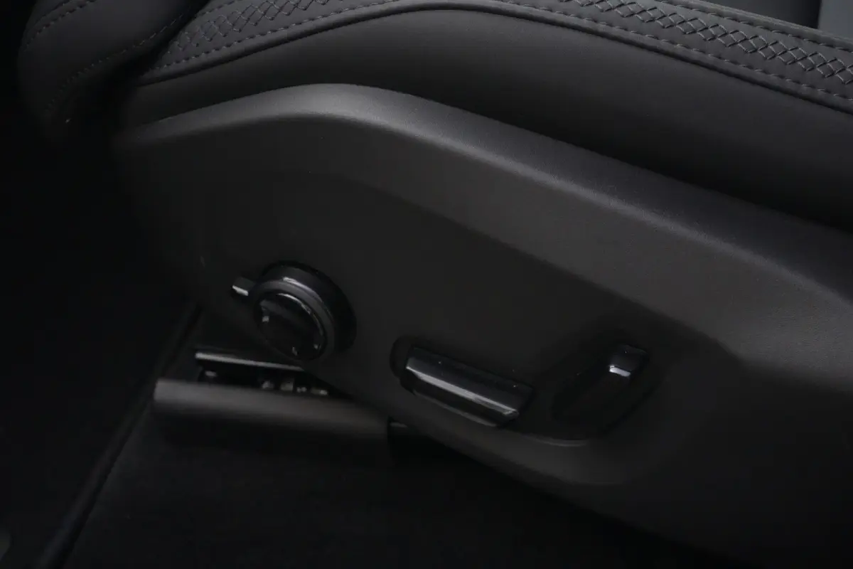 2.0 T8 Plug-in hybrid AWD Ultra Dark | Luchtvering | Pano | Trekhaak | Volvo XC60 2.0 T8 Plug-in Hybrid AWD Ultra Dark met 2.0 viercilinder plug-in hybride aandrijflijn en 455 PK, voorzien v