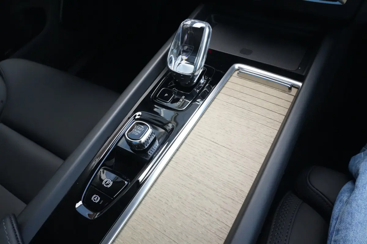2.0 T8 Plug-in hybrid AWD Ultra Dark | Luchtvering | Pano | Trekhaak | Volvo XC60 2.0 T8 Plug-in Hybrid AWD Ultra Dark met 2.0 viercilinder plug-in hybride aandrijflijn en 455 PK, voorzien v