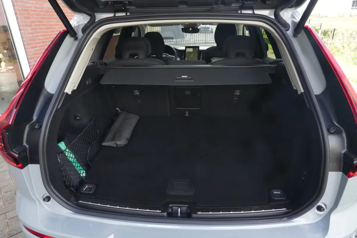 2.0 T8 Plug-in hybrid AWD Ultra Dark | Luchtvering | Pano | Trekhaak | Volvo XC60 2.0 T8 Plug-in Hybrid AWD Ultra Dark met 2.0 viercilinder plug-in hybride aandrijflijn en 455 PK, voorzien v