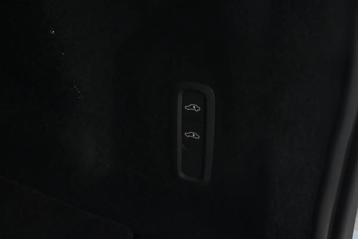 2.0 T8 Plug-in hybrid AWD Ultra Dark | Luchtvering | Pano | Trekhaak | Volvo XC60 2.0 T8 Plug-in Hybrid AWD Ultra Dark met 2.0 viercilinder plug-in hybride aandrijflijn en 455 PK, voorzien v