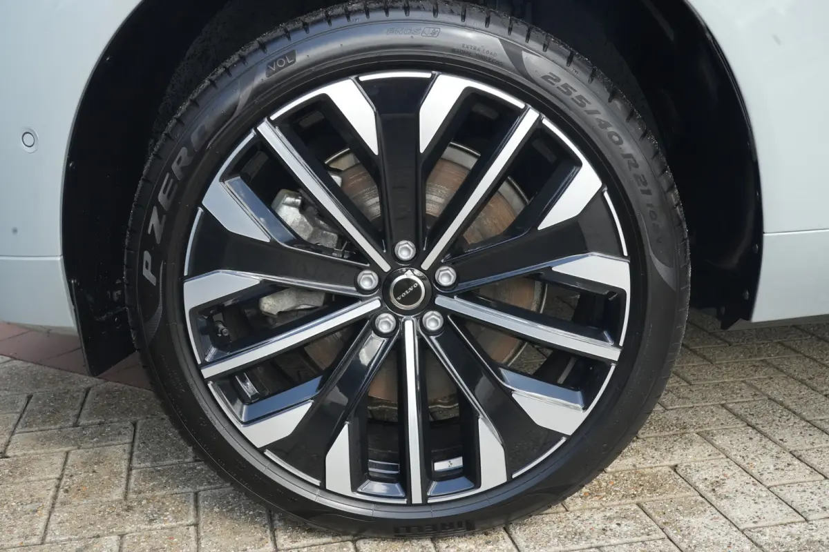 2.0 T8 Plug-in hybrid AWD Ultra Dark | Luchtvering | Pano | Trekhaak | Volvo XC60 2.0 T8 Plug-in Hybrid AWD Ultra Dark met 2.0 viercilinder plug-in hybride aandrijflijn en 455 PK, voorzien v