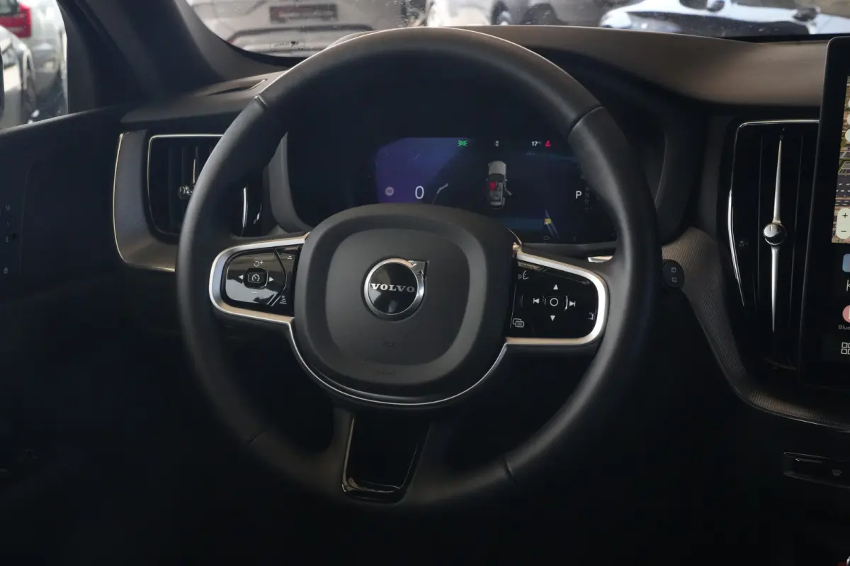 2.0 T8 PHEV AWD Ultra Black Edition | 455 PK | Panoramadak | Trekhaak | HUD | Volvo XC60 2.0 T8 Plug-in Hybrid AWD Black Edition met 2.0 viercilinder plug-in hybride aandrijflijn en 455 PK, 
