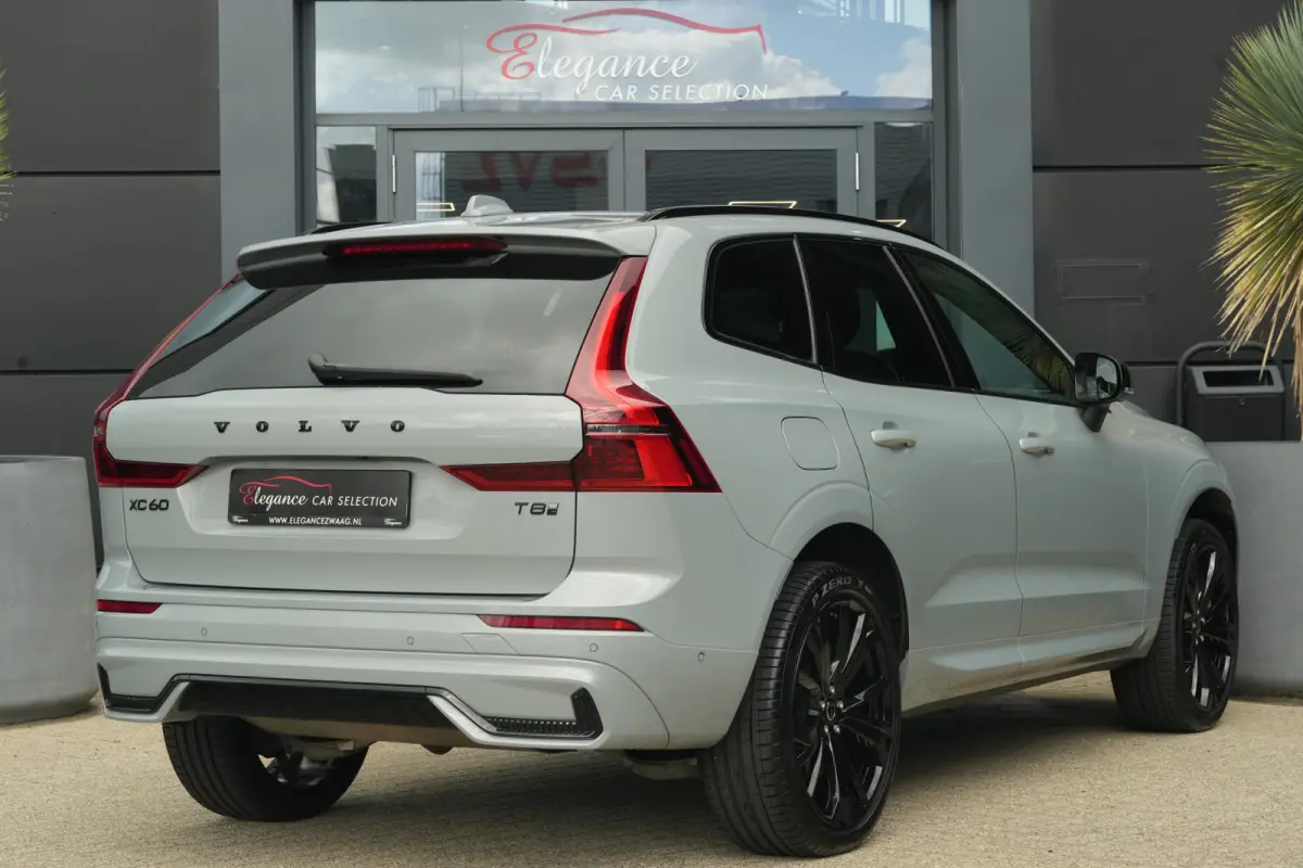 2.0 T8 PHEV AWD Ultra Black Edition | 455 PK | Panoramadak | Trekhaak | HUD | Volvo XC60 2.0 T8 Plug-in Hybrid AWD Black Edition met 2.0 viercilinder plug-in hybride aandrijflijn en 455 PK, 