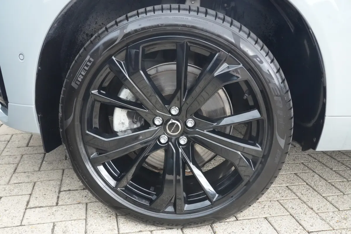 2.0 T8 PHEV AWD Ultra Black Edition | 455 PK | Panoramadak | Trekhaak | HUD | Volvo XC60 2.0 T8 Plug-in Hybrid AWD Black Edition met 2.0 viercilinder plug-in hybride aandrijflijn en 455 PK, 