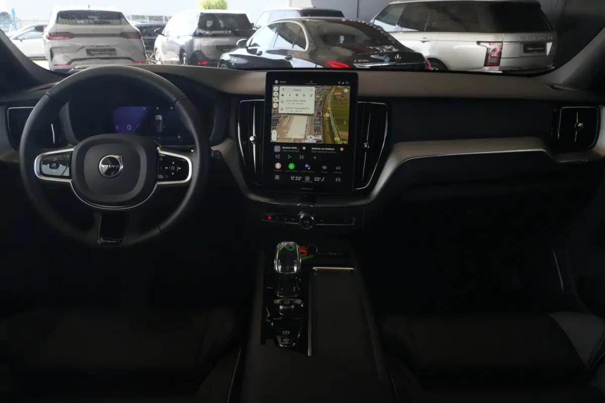 2.0 T8 PHEV AWD Ultra Black Edition | 455 PK | Panoramadak | Trekhaak | HUD | Volvo XC60 2.0 T8 Plug-in Hybrid AWD Black Edition met 2.0 viercilinder plug-in hybride aandrijflijn en 455 PK, 