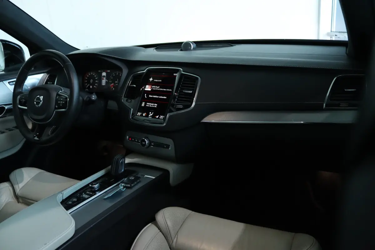 2.0 T8 Recharge AWD R-Design | SoH 98% | Adapt. Cruise | Bowers & Wilkins | 360 Camera | Alcantara Hemel | Schuifdak | 22 Inch | Luchtvering | 7-Pers |