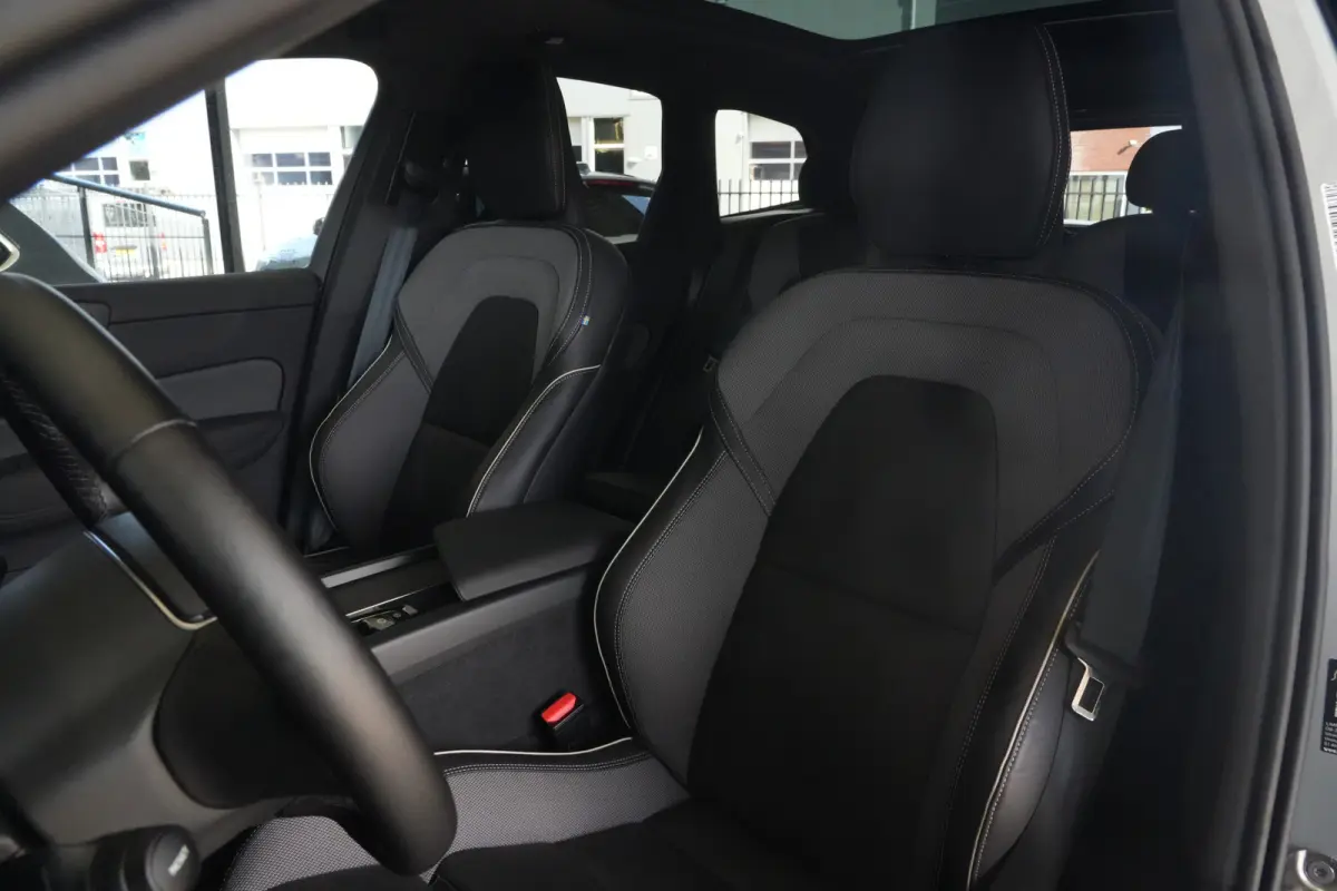 2.0 T8 FACELIFT Plug-in hybrid AWD Ultra Black Edition | 455 PK | Panoramadak | Trekhaak | HUD | Volvo XC60 2.0 T8 Plug-in Hybrid AWD Black Edition met 2.0 viercilinder plug-in hybride aandr