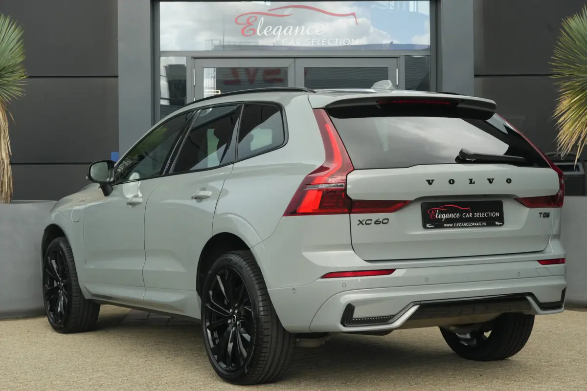 2.0 T8 FACELIFT Plug-in hybrid AWD Ultra Black Edition | 455 PK | Panoramadak | Trekhaak | HUD | Volvo XC60 2.0 T8 Plug-in Hybrid AWD Black Edition met 2.0 viercilinder plug-in hybride aandr