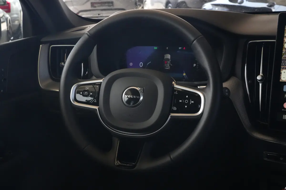 2.0 T8 FACELIFT Plug-in hybrid AWD Ultra Black Edition | 455 PK | Panoramadak | Trekhaak | HUD | Volvo XC60 2.0 T8 Plug-in Hybrid AWD Black Edition met 2.0 viercilinder plug-in hybride aandr