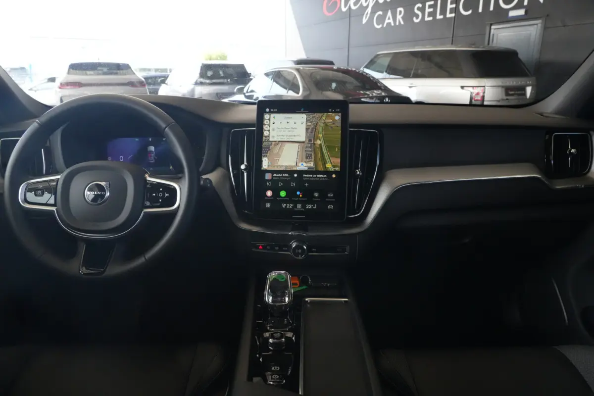 2.0 T8 FACELIFT Plug-in hybrid AWD Ultra Black Edition | 455 PK | Panoramadak | Trekhaak | HUD | Volvo XC60 2.0 T8 Plug-in Hybrid AWD Black Edition met 2.0 viercilinder plug-in hybride aandr