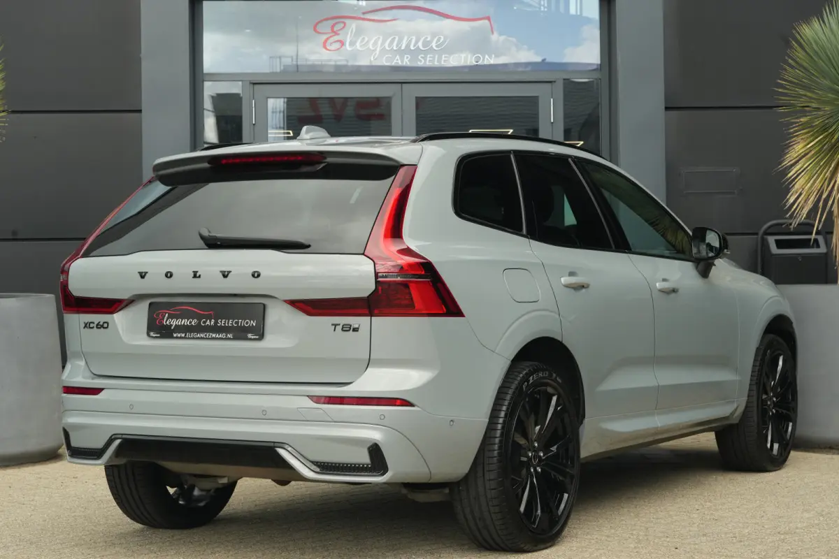 2.0 T8 FACELIFT Plug-in hybrid AWD Ultra Black Edition | 455 PK | Panoramadak | Trekhaak | HUD | Volvo XC60 2.0 T8 Plug-in Hybrid AWD Black Edition met 2.0 viercilinder plug-in hybride aandr