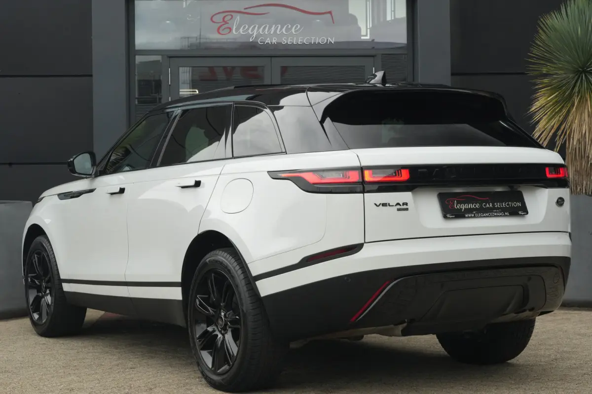 2.0 P400e AWD Dynamic SE | PHEV | 404 PK | Pano | Meridian | Camera De Velar P400e is qua prestaties behoorlijk serieus: 404 pk, 640 Nm en 0-100 km/u in slechts 5,4 seconden. Bovendien kun j