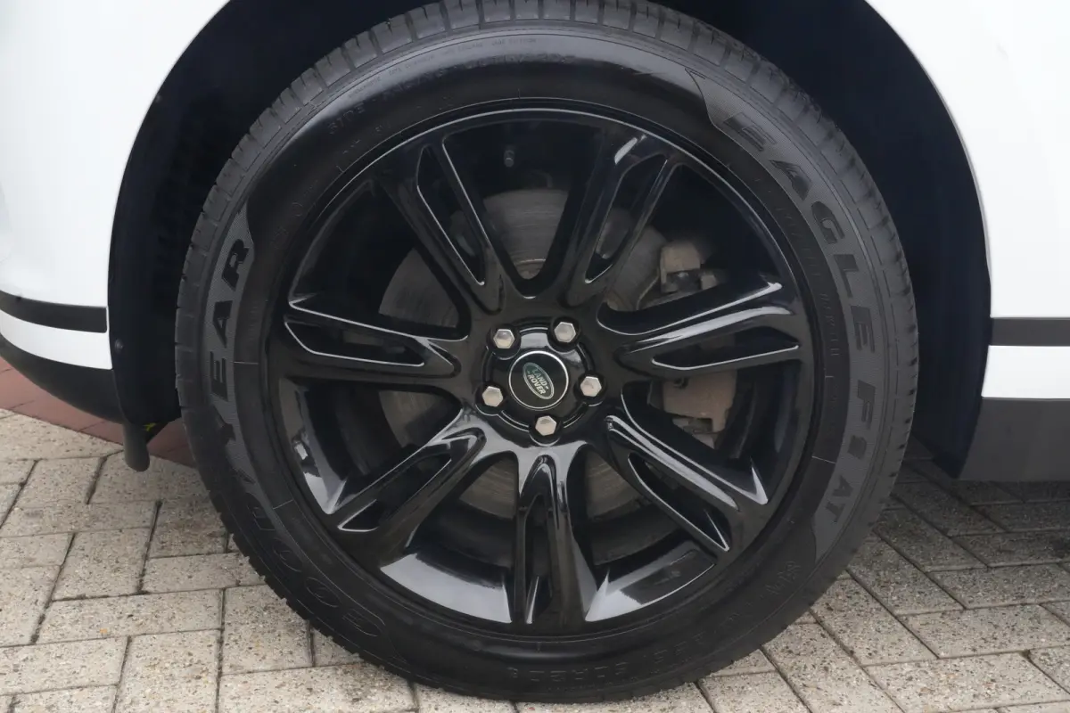 2.0 P400e AWD Dynamic SE | PHEV | 404 PK | Pano | Meridian | Camera De Velar P400e is qua prestaties behoorlijk serieus: 404 pk, 640 Nm en 0-100 km/u in slechts 5,4 seconden. Bovendien kun j