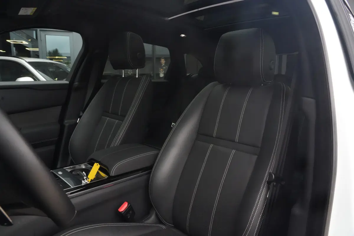 2.0 P400e AWD Dynamic SE | PHEV | 404 PK | Pano | Meridian | Camera De Velar P400e is qua prestaties behoorlijk serieus: 404 pk, 640 Nm en 0-100 km/u in slechts 5,4 seconden. Bovendien kun j
