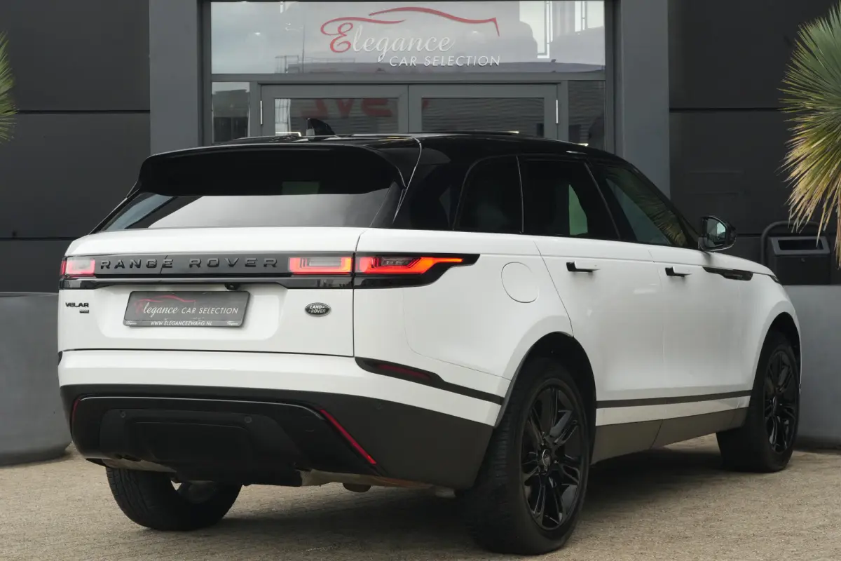 2.0 P400e AWD Dynamic SE | PHEV | 404 PK | Pano | Meridian | Camera De Velar P400e is qua prestaties behoorlijk serieus: 404 pk, 640 Nm en 0-100 km/u in slechts 5,4 seconden. Bovendien kun j