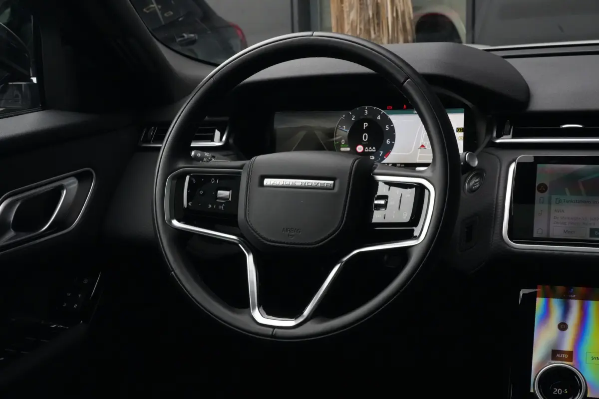 2.0 P400e AWD Dynamic SE | PHEV | 404 PK | Pano | Meridian | Camera De Velar P400e is qua prestaties behoorlijk serieus: 404 pk, 640 Nm en 0-100 km/u in slechts 5,4 seconden. Bovendien kun j