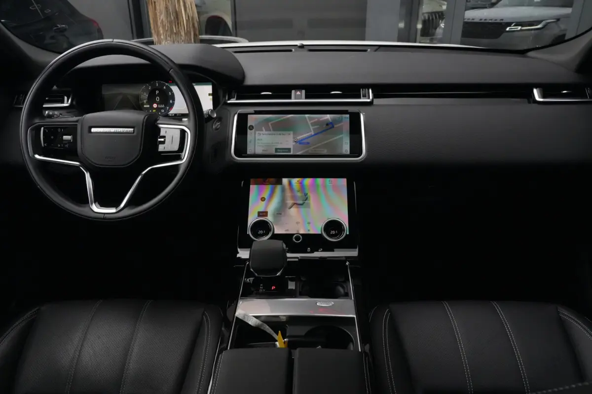 2.0 P400e AWD Dynamic SE | PHEV | 404 PK | Pano | Meridian | Camera De Velar P400e is qua prestaties behoorlijk serieus: 404 pk, 640 Nm en 0-100 km/u in slechts 5,4 seconden. Bovendien kun j