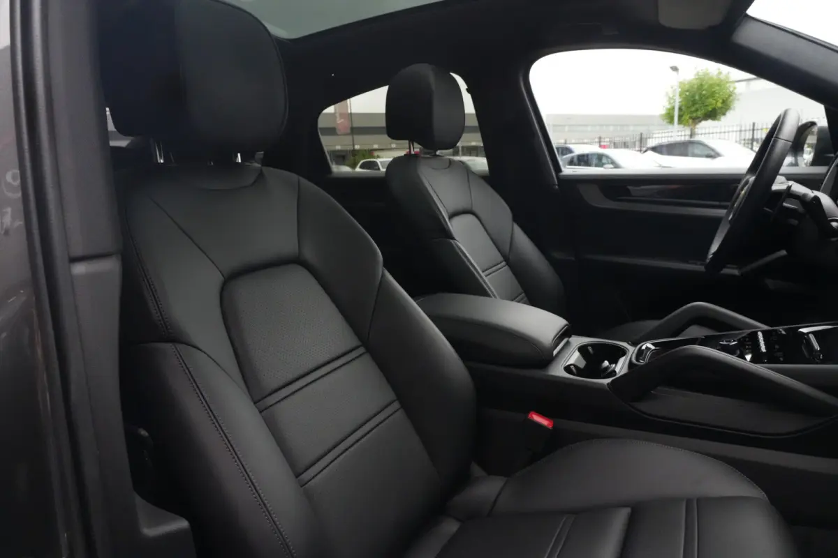 3.0 S E-Hybrid | 520PK | Pano | SportChrono | HUD | 360° Camera Porsche Cayenne S E-Hybrid Coupé | 3.0 V6 Turbo Plug-in Hybrid | 520 PK | 750 Nm | 0-100 km/u 4,7 sec. | 263 km/u | 4WD | 8-