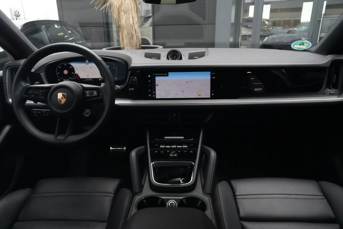 3.0 S E-Hybrid | 520PK | Pano | SportChrono | HUD | 360° Camera Porsche Cayenne S E-Hybrid Coupé | 3.0 V6 Turbo Plug-in Hybrid | 520 PK | 750 Nm | 0-100 km/u 4,7 sec. | 263 km/u | 4WD | 8-