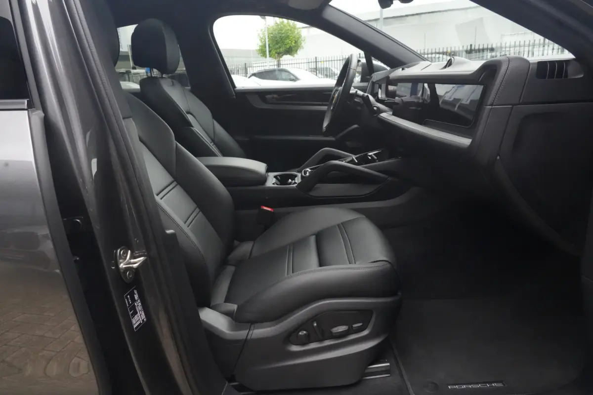 3.0 S E-Hybrid | 520PK | Pano | SportChrono | HUD | 360° Camera Porsche Cayenne S E-Hybrid Coupé | 3.0 V6 Turbo Plug-in Hybrid | 520 PK | 750 Nm | 0-100 km/u 4,7 sec. | 263 km/u | 4WD | 8-