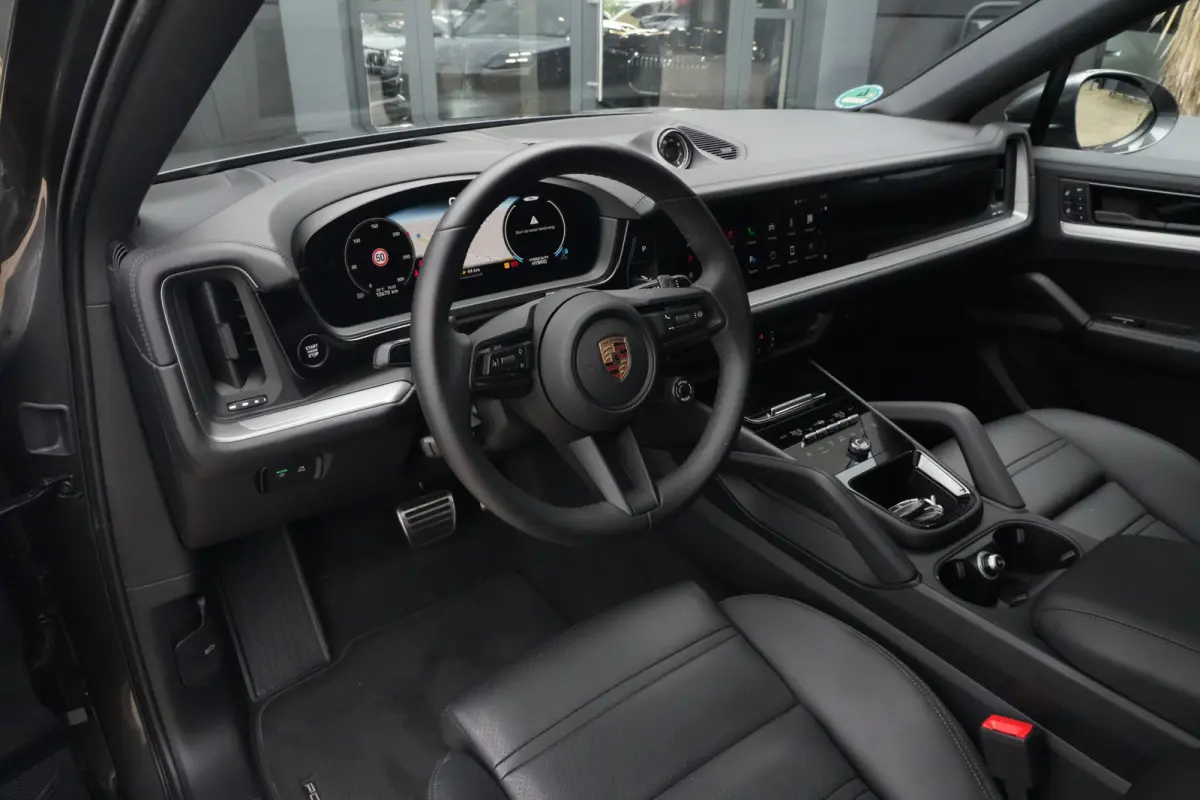 3.0 S E-Hybrid | 520PK | Pano | SportChrono | HUD | 360° Camera Porsche Cayenne S E-Hybrid Coupé | 3.0 V6 Turbo Plug-in Hybrid | 520 PK | 750 Nm | 0-100 km/u 4,7 sec. | 263 km/u | 4WD | 8-