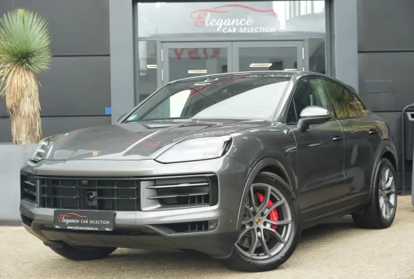 3.0 S E-Hybrid | 520PK | Pano | SportChrono | HUD | 360° Camera Porsche Cayenne S E-Hybrid Coupé | 3.0 V6 Turbo Plug-in Hybrid | 520 PK | 750 Nm | 0-100 km/u 4,7 sec. | 263 km/u | 4WD | 8-