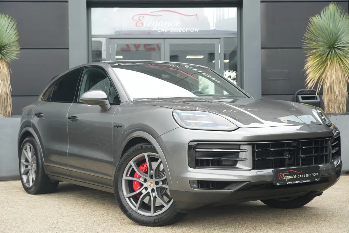 3.0 S E-Hybrid | 520PK | Pano | SportChrono | HUD | 360° Camera Porsche Cayenne S E-Hybrid Coupé | 3.0 V6 Turbo Plug-in Hybrid | 520 PK | 750 Nm | 0-100 km/u 4,7 sec. | 263 km/u | 4WD | 8-