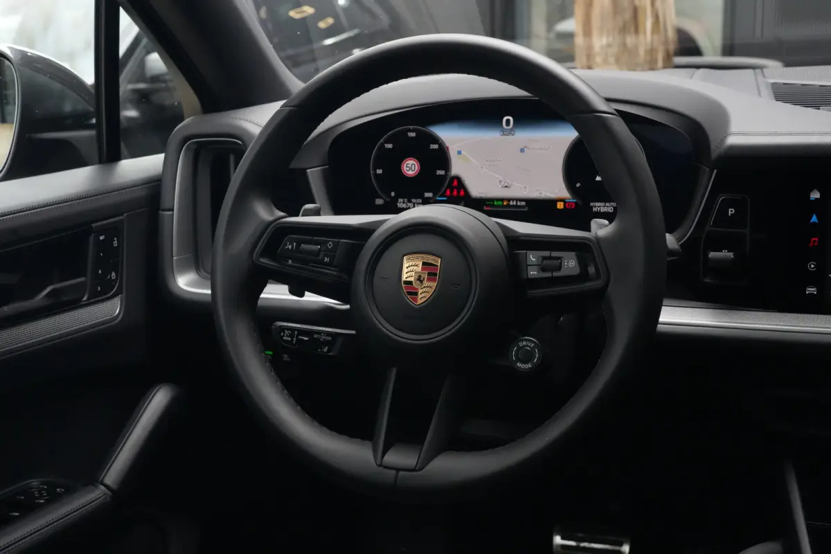 3.0 S E-Hybrid | 520PK | Pano | SportChrono | HUD | 360° Camera Porsche Cayenne S E-Hybrid Coupé | 3.0 V6 Turbo Plug-in Hybrid | 520 PK | 750 Nm | 0-100 km/u 4,7 sec. | 263 km/u | 4WD | 8-
