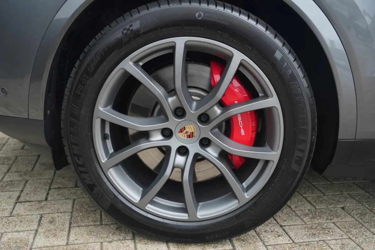 3.0 S E-Hybrid | 520PK | Pano | SportChrono | HUD | 360° Camera Porsche Cayenne S E-Hybrid Coupé | 3.0 V6 Turbo Plug-in Hybrid | 520 PK | 750 Nm | 0-100 km/u 4,7 sec. | 263 km/u | 4WD | 8-