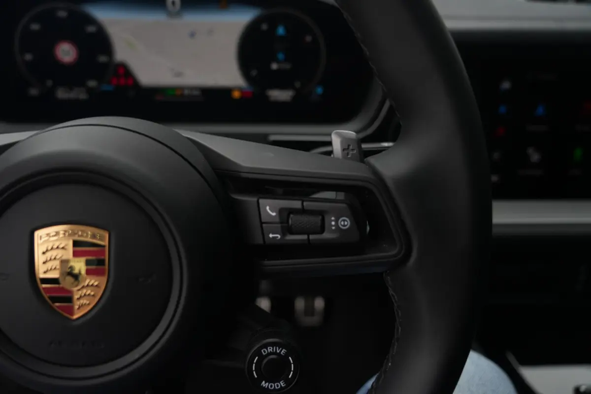3.0 S E-Hybrid | 520PK | Pano | SportChrono | HUD | 360° Camera Porsche Cayenne S E-Hybrid Coupé | 3.0 V6 Turbo Plug-in Hybrid | 520 PK | 750 Nm | 0-100 km/u 4,7 sec. | 263 km/u | 4WD | 8-