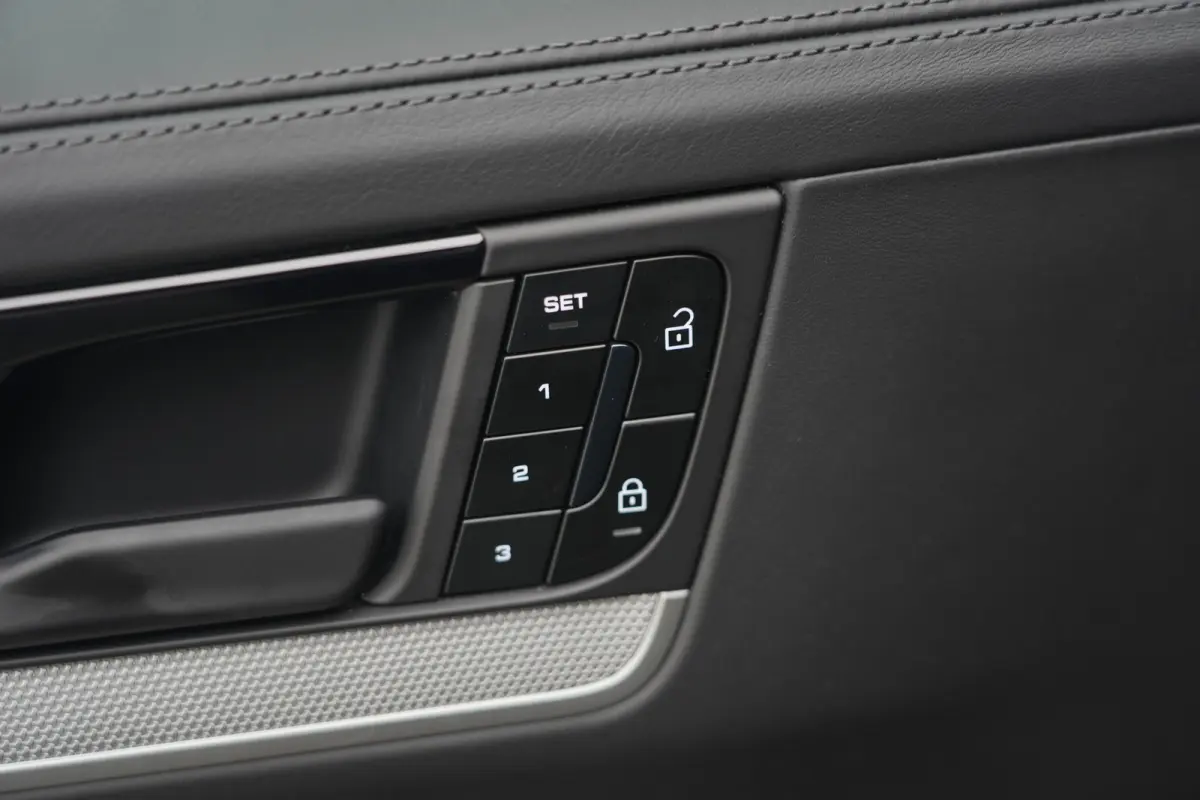 3.0 S E-Hybrid | 520PK | Pano | SportChrono | HUD | 360° Camera Porsche Cayenne S E-Hybrid Coupé | 3.0 V6 Turbo Plug-in Hybrid | 520 PK | 750 Nm | 0-100 km/u 4,7 sec. | 263 km/u | 4WD | 8-